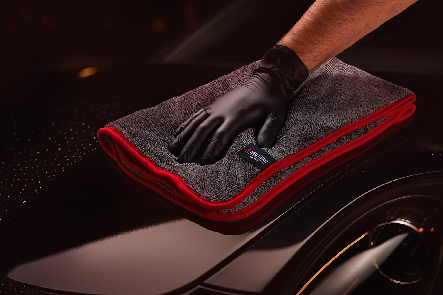 HELLBURN PAINT Mikrofasertuch auf Autolack – großes Twisted-Loop Trockentuch (50×80 cm, ca. 1200 GSM) für schonendes Trocknen von Lackoberflächen