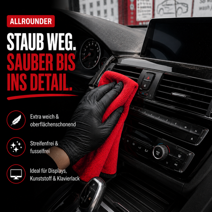 HELLBURN ALLROUNDER Mikrofasertuch bei der Reinigung eines Fahrzeuginnenraums. Das rote Mikrofasertuch mit schwarzem Rand entfernt Staub, Fingerabdrücke und leichte Verschmutzungen von Cockpit, Displays und Kunststoffoberflächen. Ideal für Innenraum, Touchscreens und empfindliche Oberflächen.